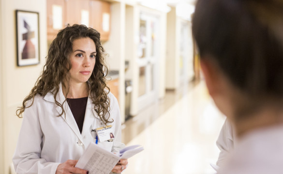 Whitney Jones, Pharm.D., consults with a Vanderbilt University Hospital clinical team about a patient’s antimicrobial therapy. (photo by Joe Howell)