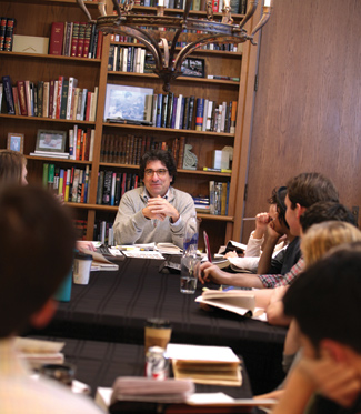 The chancellor connects with undergrads while teaching his weekly class on the Federalist Papers. (Anne Rayner/Vanderbilt)