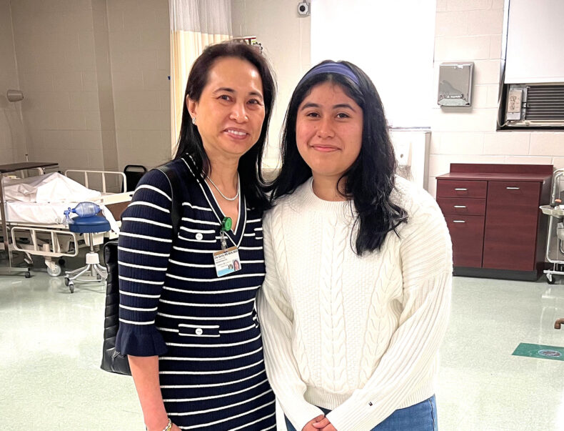 Pearl-Cohn High School senior Jennifer Gomez Ceba, right, meets with her mentor, Vanderbilt Health nurse Che Curtis, MBA, MSN, RN. (photo by Kylie Avery)