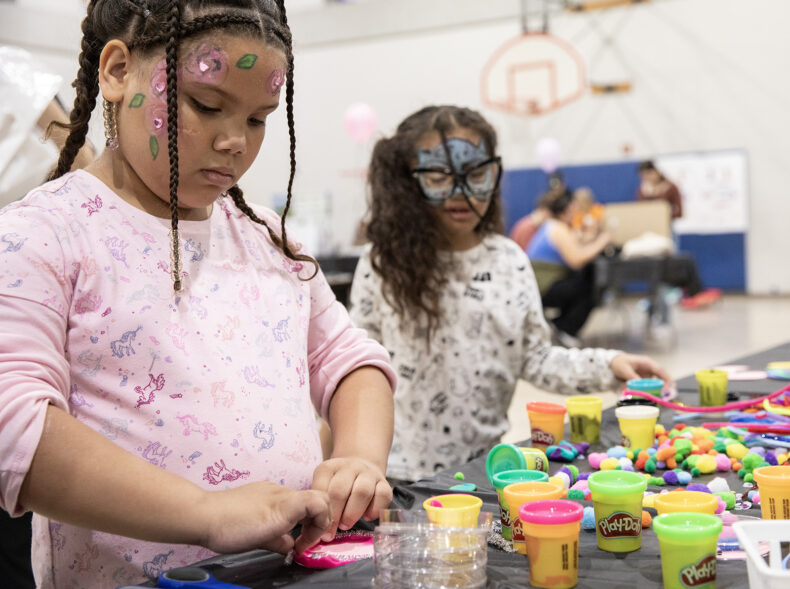 Gwendolyn Adams, 7, and Thalia Sanford, 6, make their own Petri dishes. (photo by Erin O. Smith)