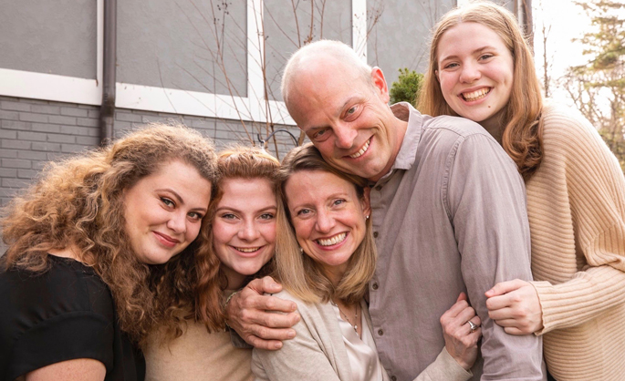 Geoffrey Fleming, MD, holds his wife, Amy, surrounded by their three daughters, L-R, Hannah, Virginia and Delaney. Fleming died of cancer Dec. 8.