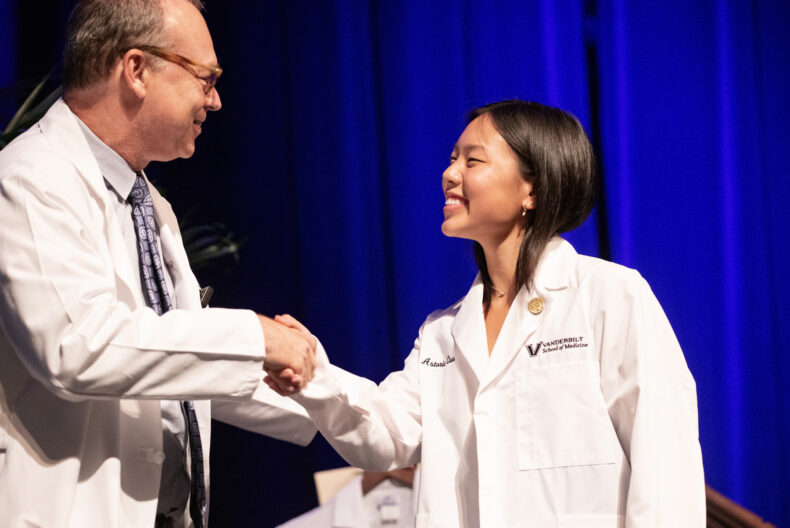 Jeff Balser, MD, PhD, congratulates Astoria Chao. (photo by Erin O. Smith)