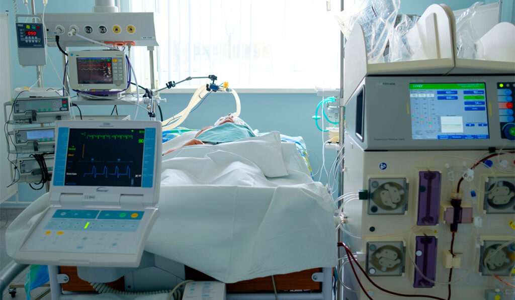 Emergency patient in critical state with intraaortic balloon pump and extracorporeal circuit hemodialysis assist