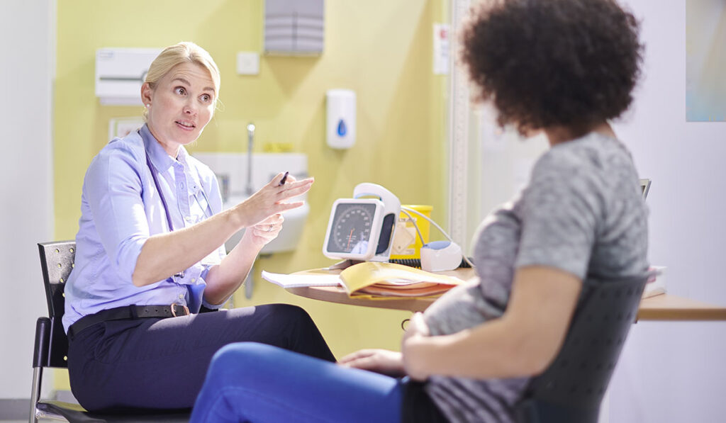 Doctor talking to pregnant woman