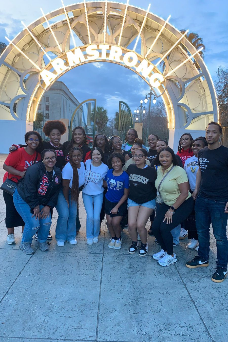 Students in front of an arch 